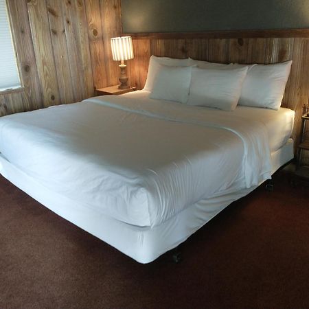 Simmer Motel Wamego Exterior photo