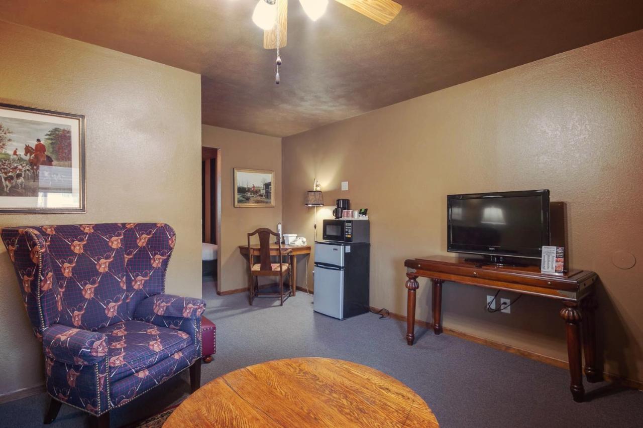 Simmer Motel Wamego Exterior photo