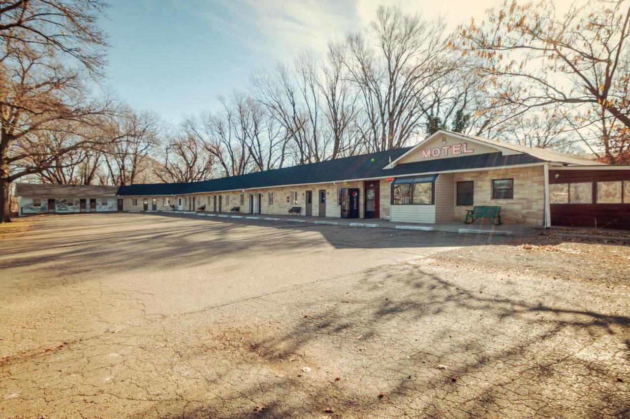 Simmer Motel Wamego Exterior photo